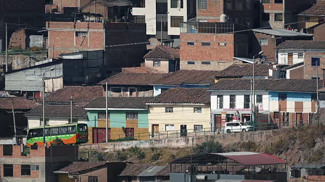 在阳光明媚的日子里穿过贫民窟的道路
