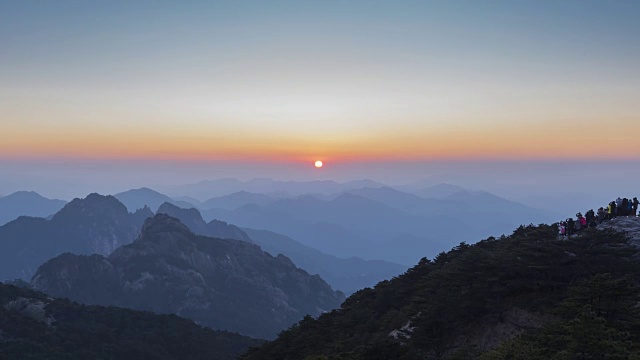 在明亮的山顶日落-黄山-缩小-时间流逝