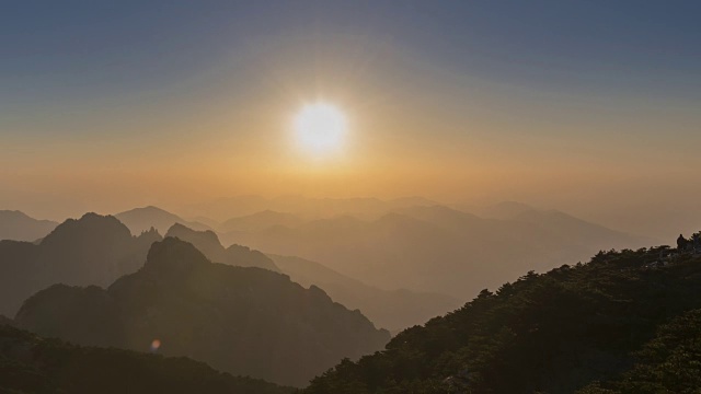 詳情圖-在明亮的山頂日落-黃山-縮小-時間流逝