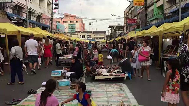 人们在甲米市场购物