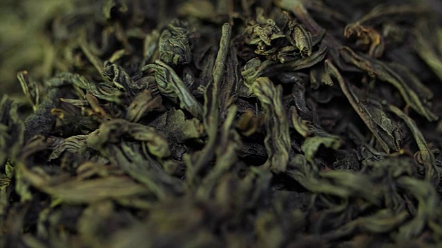 詳情圖-茶藥材質地。綠茶。有機干綠茶葉。一堆干綠茶的背景。宏