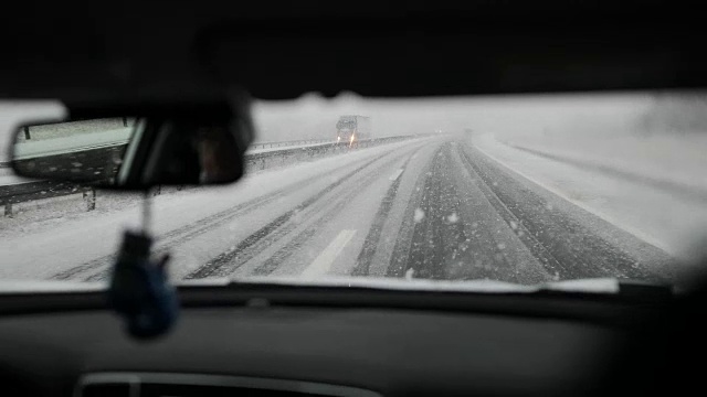 公路上有雪。危险驾驶