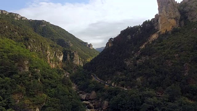 道路，河流和悬崖峡谷的塔恩航空