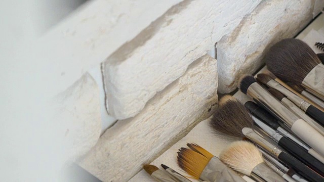 桌子上放着一套用不同羊毛制成的化妆刷