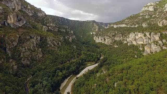 道路，河流和悬崖峡谷的塔恩航空