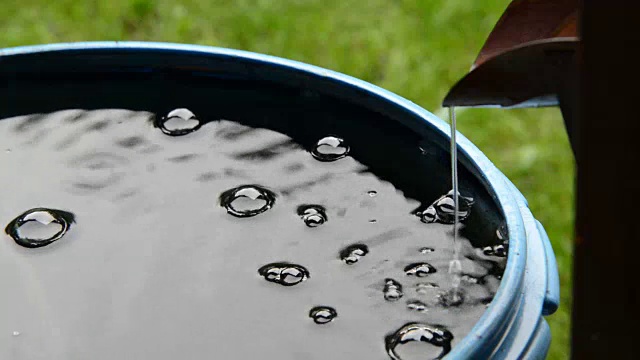 雨水流入水桶，放大