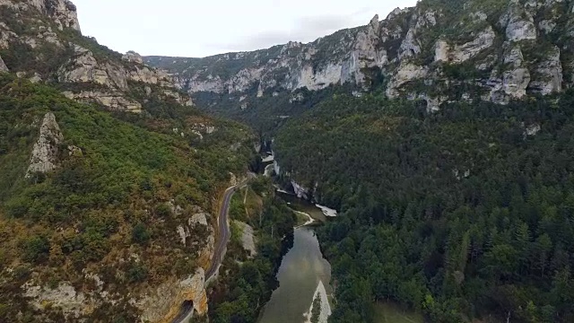 河流和道路平分森林峡谷