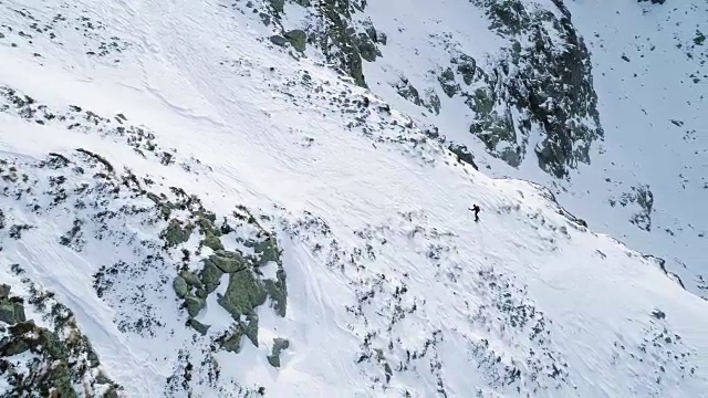 侧架空在冬季的雪山上与登山滑雪者一起徒步登山。冰雪覆盖的山顶和冰川。冬季野外自然户外建物。FullHD无人机飞行