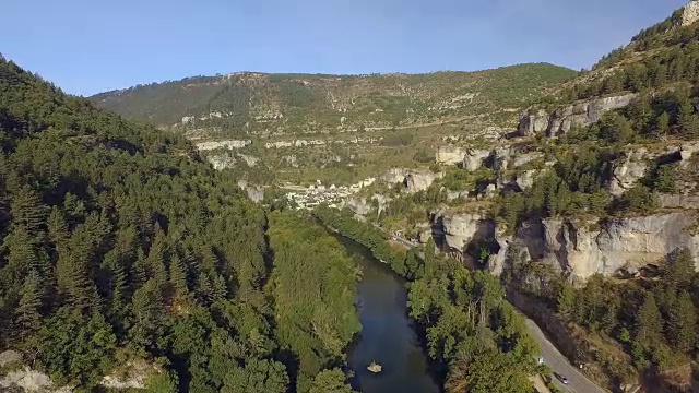 峡谷杜塔恩山谷，河流，和村庄航空