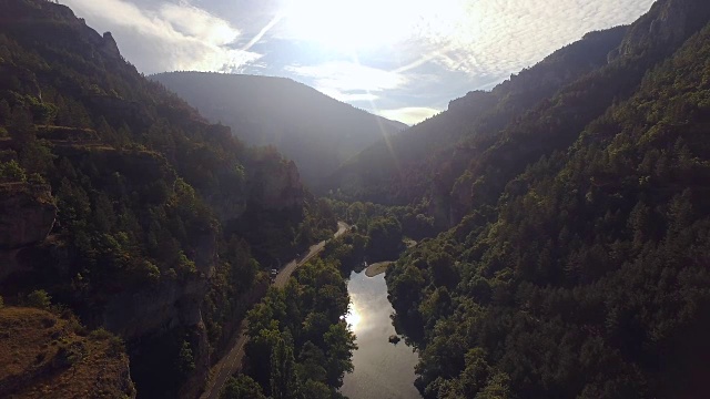 灿烂的阳光越过山坡，森林和河流