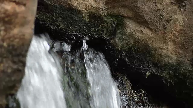 从岩石和石头中流出的泉水