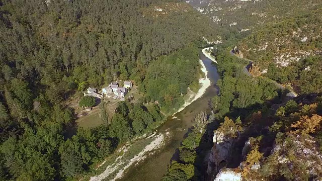 河流和房屋在峡谷杜塔恩峡谷森林空中