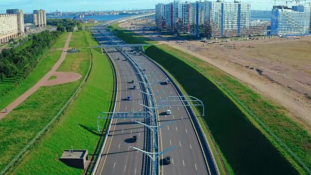 詳情圖-無人機(jī)在高速公路上行駛，經(jīng)過居民樓