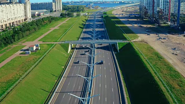 詳情圖-無人機(jī)在高速公路上行駛，經(jīng)過居民樓
