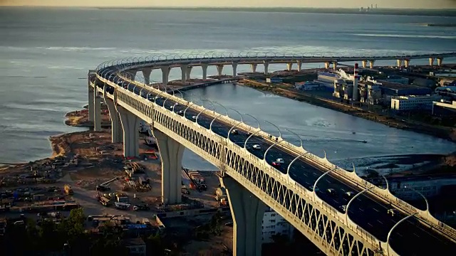 在现代城市鸟瞰图中，高速公路跨海大桥上的汽车交通