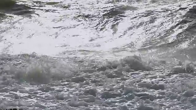 暴风雨的肮脏的海。海浪在沙滩上涌动