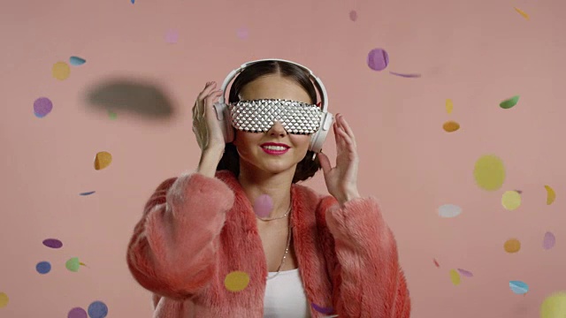 详情图-戴着酷酷眼镜的复古女孩