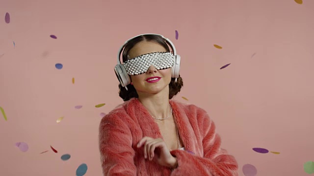详情图-戴着酷酷眼镜的复古女孩