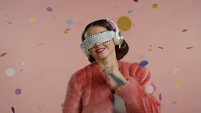 详情图-戴着酷酷眼镜的复古女孩