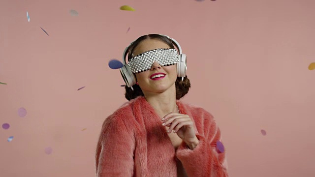 详情图-戴着酷酷眼镜的复古女孩