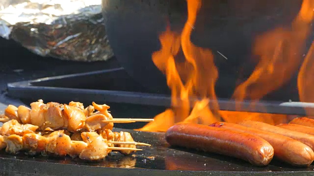 香肠和肉在火上