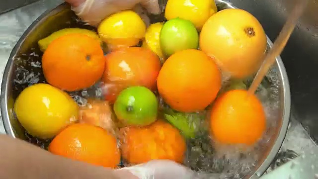 洗手的柑橘类水果。