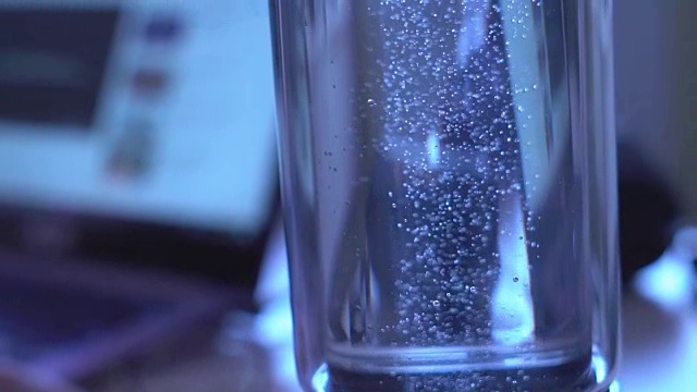 瓶的水