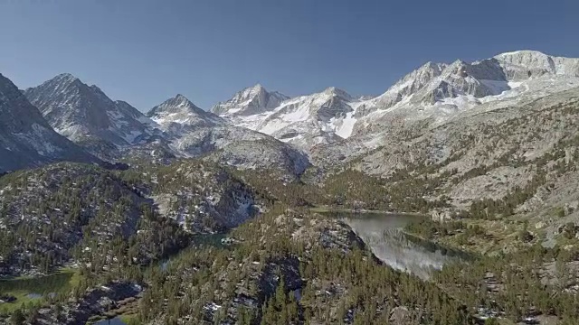 史诗航空揭示雪山山谷与湖镜反射-因约国家森林，小湖山谷小径(宝石湖)，主教，加利福尼亚州