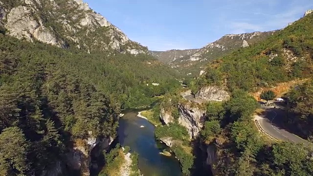 在峡谷上空翱翔的杜塔恩景观