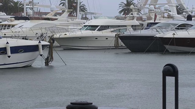 雨中游艇停泊处