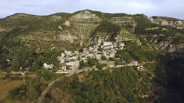 山坡村弧线拍摄空中