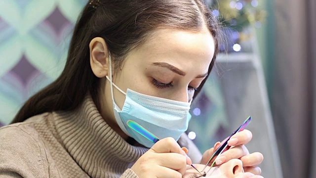 眼前浓密的睫毛。