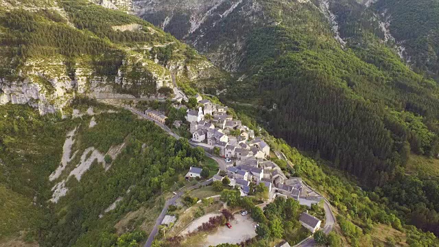 山坡村庄高空拍摄