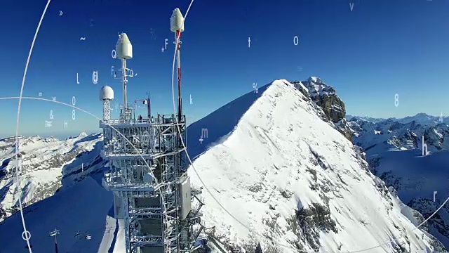 无线电天线在冰雪覆盖的山脉环境与计算机动画符号象征通信的航拍