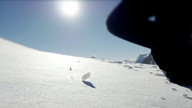 运动员在深海徒步旅行的慢动作镜头，象征着健康、耐力和力量