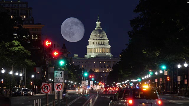 夜景宾夕法尼亚大道交通和国会大厦穹顶与月亮