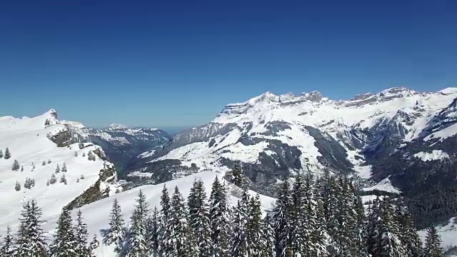 鸟瞰图冰雪覆盖的山脉与美丽的天气