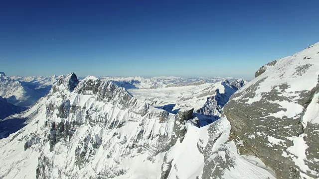 鸟瞰图冰雪覆盖的山脉与美丽的天气