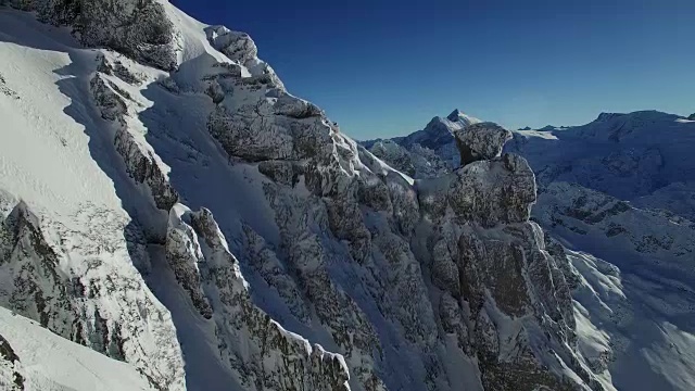 建立冬季雪山山顶景观的拍摄