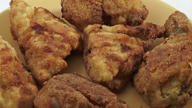 盘子里的炸鸡。当红炸子鸡。