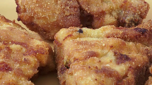 盘子里的炸鸡。当红炸子鸡。