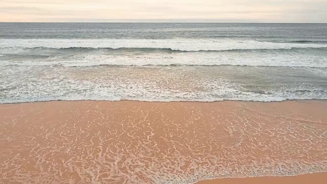 无人机飞越海浪和沙滩