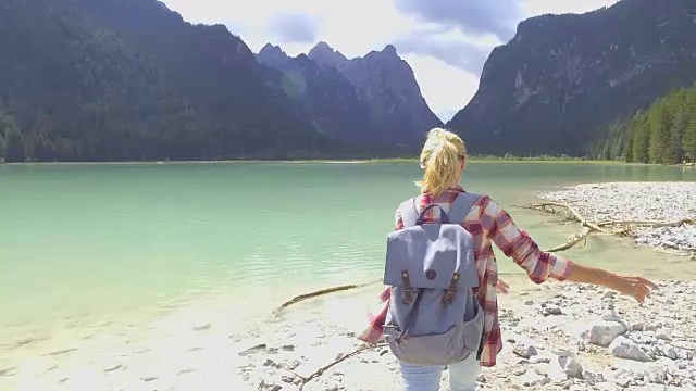 在意大利，人们用手从山上的湖中舀取淡水