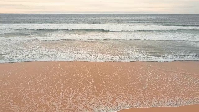 海浪越过沙滩背景