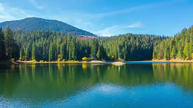 秋天的山湖与五颜六色的树木在森林