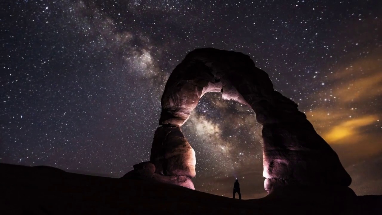 詳情圖-人類在沙漠中凝視星星的畫面