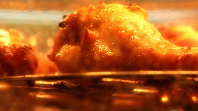 极为接近的烹饪鸡腿烤架和烤热烤箱与烧伤和去除脂肪和油，4K Dci分辨率