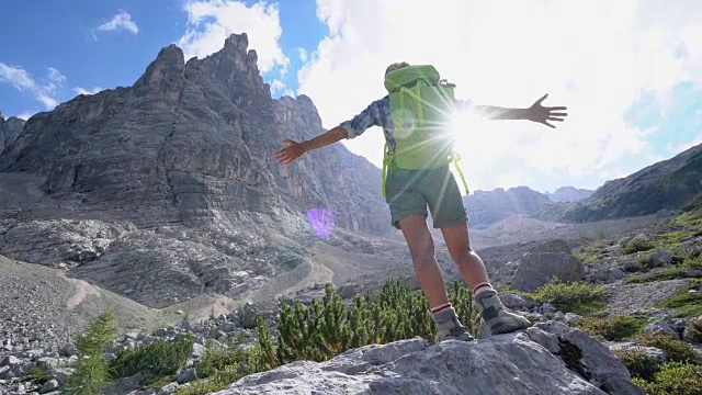 女性登山者在山顶庆祝成就，用4K拍摄