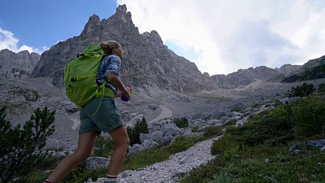 一个年轻女子在白云石山徒步旅行，停下来休息