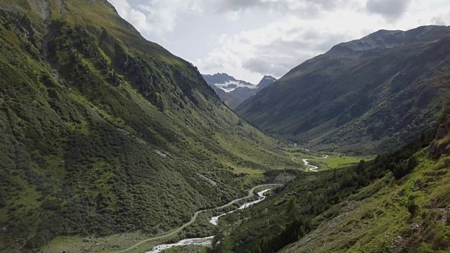 瑞士风景，无人机飞越山脉，阿尔卑斯山，河流和冰川，欧洲